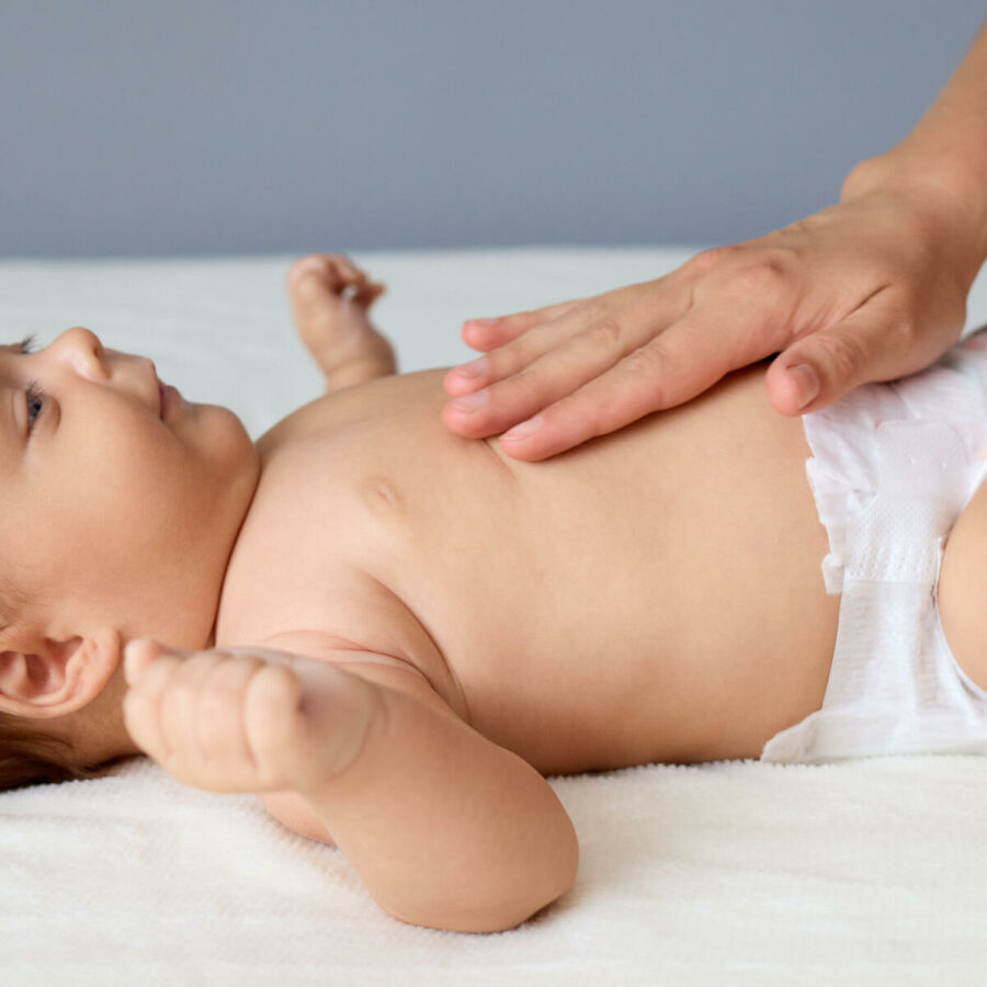 Imagem unknown-woman-gently-massaging-her-healthy-newborn-tiny-caucasian-babywearing-just-diaper-resting-his-back-white-sheet-mother-soothing-his-tummy-ward-off-colic 1 1